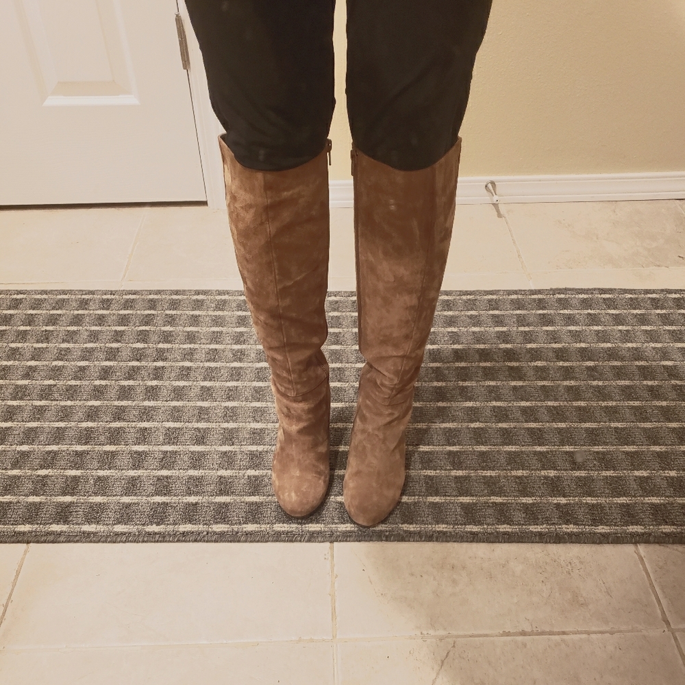 Le Chateau Faux Suede Knee High Boots (Wm Size 5)